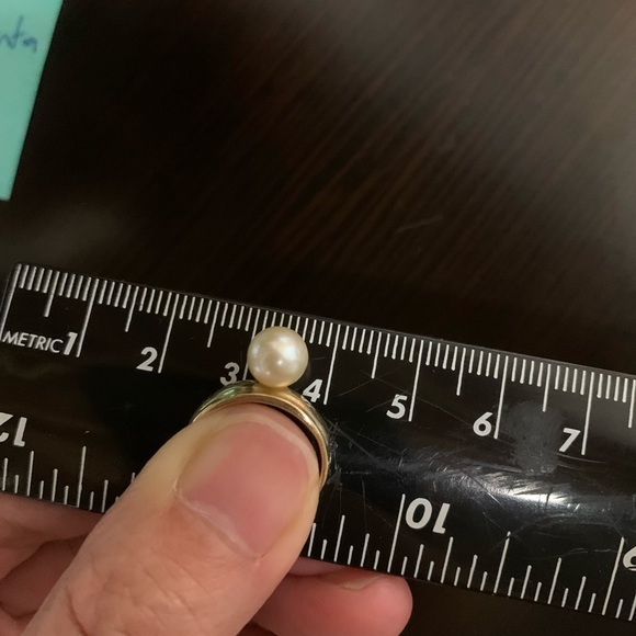 Gold and cultivated pearl ring